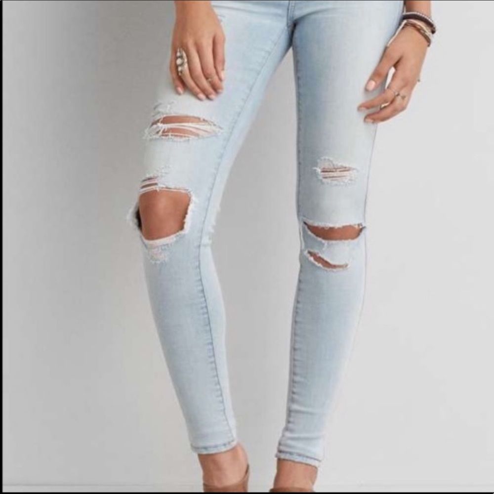 LIGHT WASH AMERICAN EAGLE JEANS!!